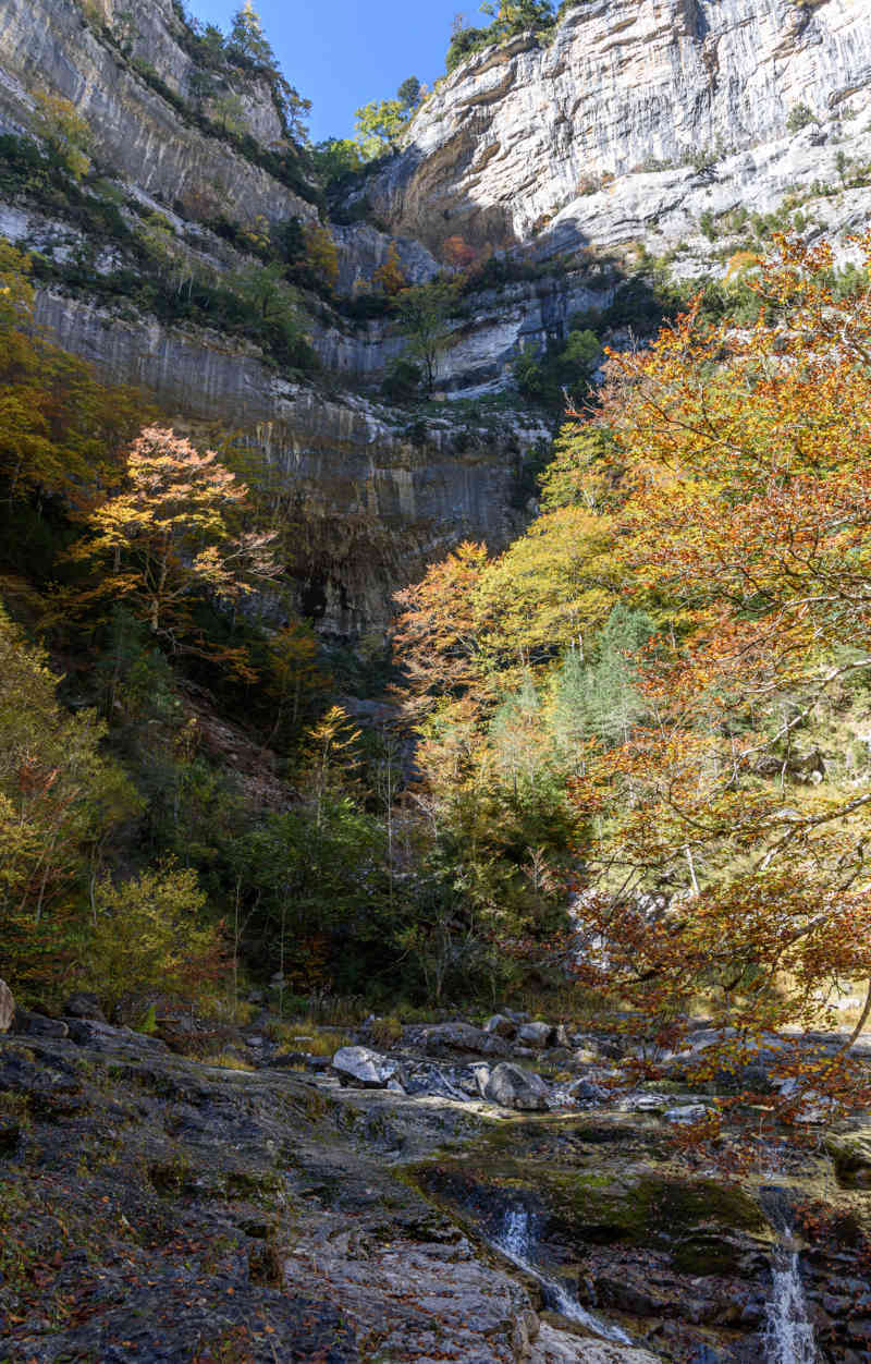Huesca - parque nacional de Ordesa y Monte Perdido - valle de Añisclo 73 - cañon de Añisclo - rio Aso - salto de agua.jpg